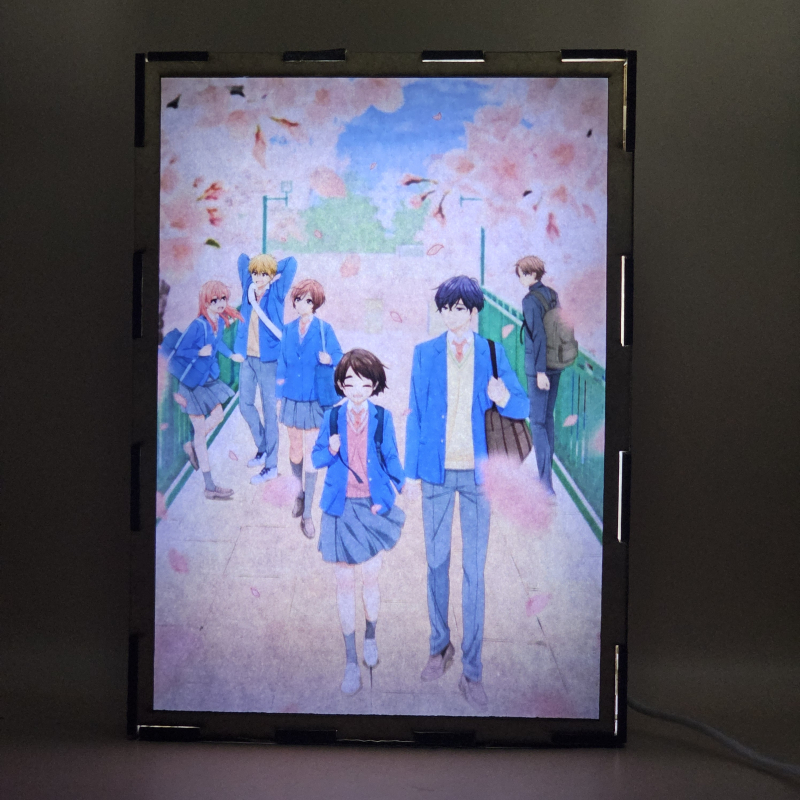 Lámpara ánime/manga  Una enfermedad llamada amor  con doble imagen del grupo Hotaru Hinase, Saki Hananoi, Hibiki Asami, Tsukiha Shibamura, Keigo Kurata y Sōhei Yao, vista encendida, con luz ambiente, donde se revela la ilustración completa al encender la luz LED.