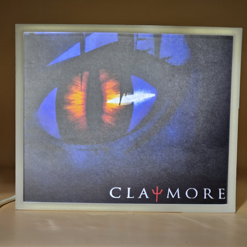 Lámpara ánime/manga  Claymore  con doble imagen del personaje Clare, vista encendida, donde se revela la ilustración completa al encender la luz LED.