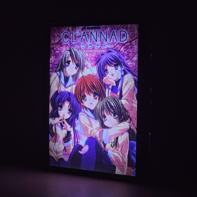 Lámpara ánime/manga  Clannad  con doble imagen del grupo Kyou Fujibayashi, Tomoyo Sakagami, Kotomi Ichinose, Fuko Ibuki y Nagisa Furukawa, vista encendida, donde se revela la ilustración completa al encender la luz LED.