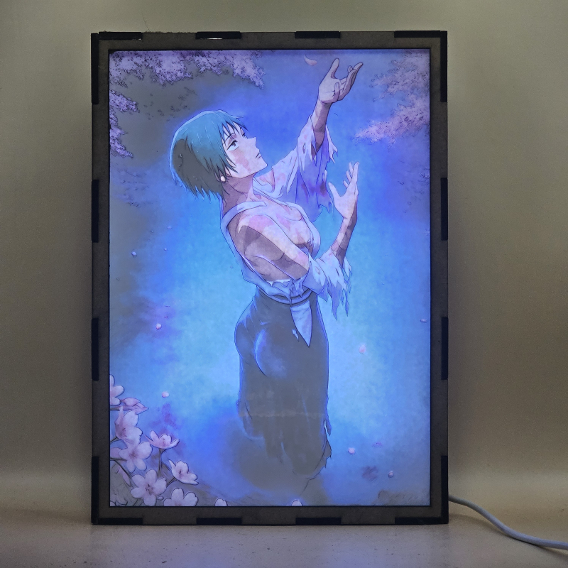 Lámpara ánime/manga  Jujutsu Kaisen  con doble imagen del personaje Maki Zenin, vista encendida, con luz ambiente, donde se revela la ilustración completa al encender la luz LED.