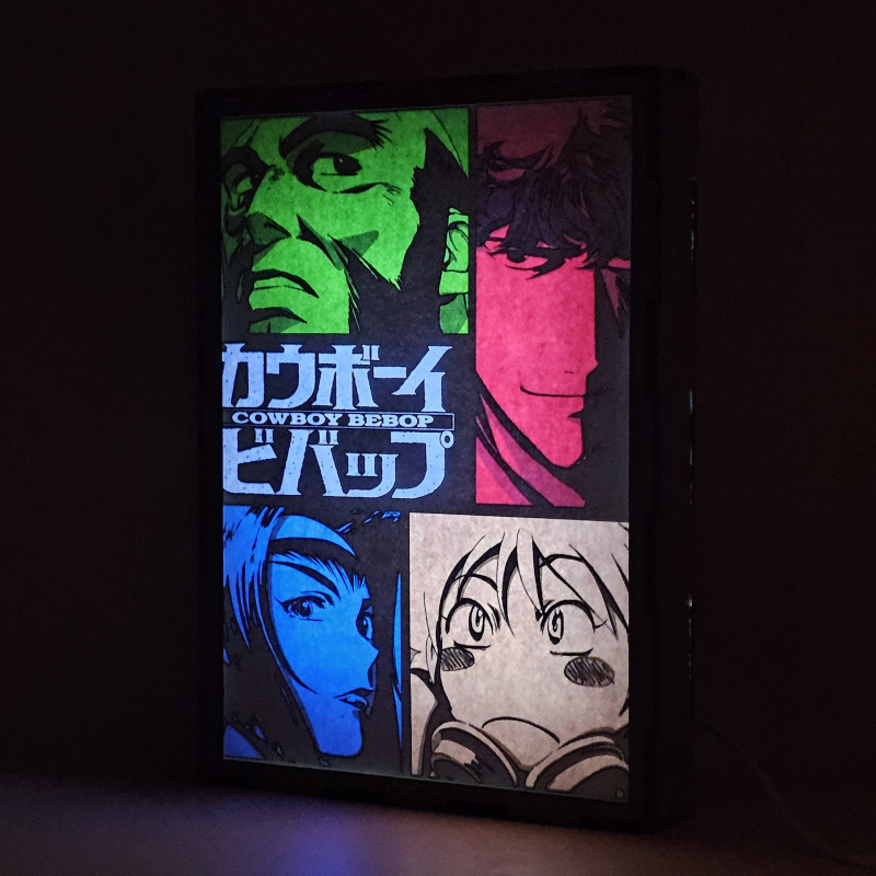 Lámpara ánime/manga  Cowboy Bebop  con doble imagen del grupo Spike Spiegel, Jet Black, Faye Valentine y Ed, vista encendida, donde se revela la ilustración completa al encender la luz LED.