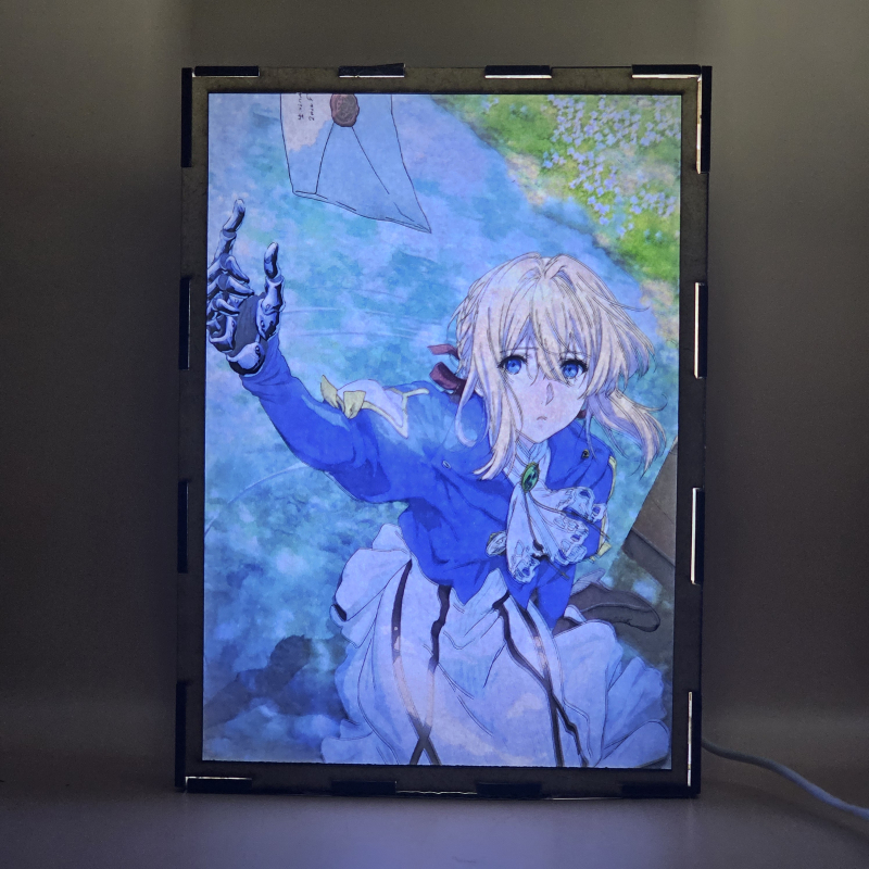 Lámpara ánime/manga  Violet Evergarden  con doble imagen del personaje Violet Evergarden, vista encendida, con luz ambiente, donde se revela la ilustración completa al encender la luz LED.