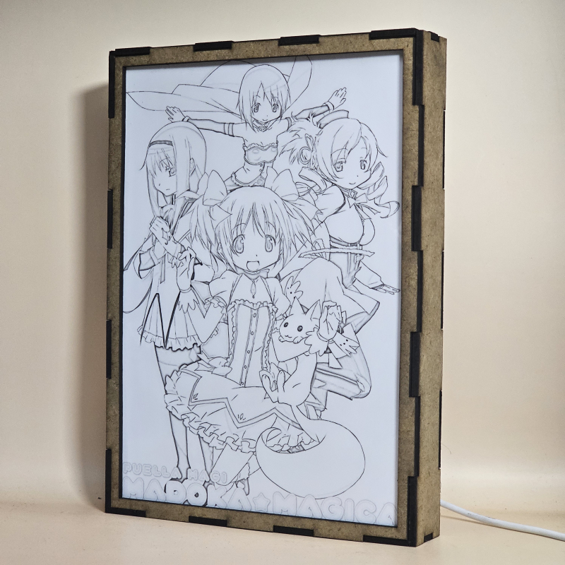 Lámpara ánime/manga  Puella Magi Madoka Magica  con doble imagen del grupo Madoka Kaname, Homura Akemi, Mami Tomoe, Sayaka Miki y Kyubey, vista apagada, se esconde la imágen de atras.