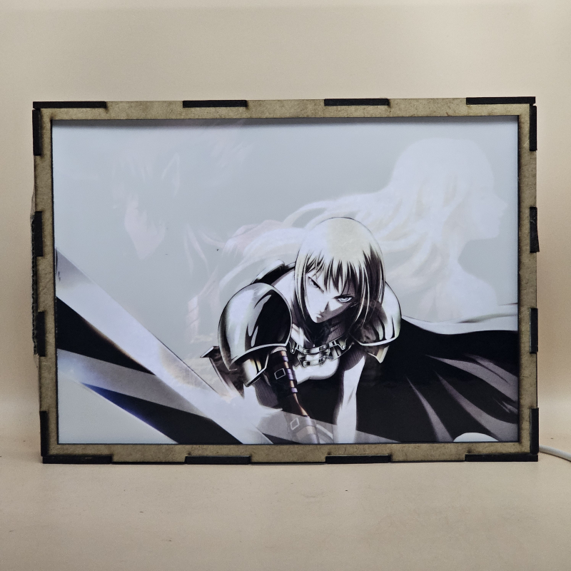 Lámpara ánime/manga  Claymore  con doble imagen del grupo Clare, Teresa y Priscilla, vista encendida, con luz ambiente, donde se revela la ilustración completa al encender la luz LED.