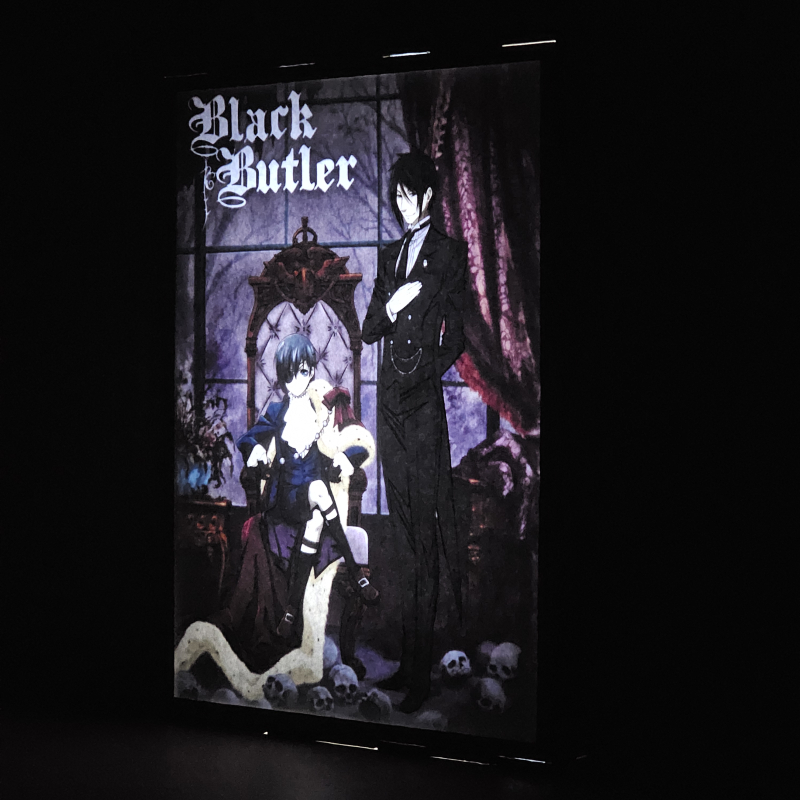 Lámpara ánime/manga  Black Butler  con doble imagen de la pareja Ciel Phantomhive y Sebastian Michaelis, vista encendida, donde se revela la ilustración completa al encender la luz LED.
