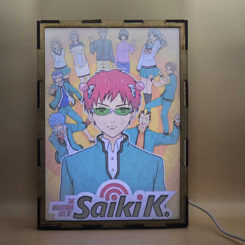 Lámpara ánime/manga  La desastrosa vida de Saiki K.  con doble imagen del grupo Kusuo Saiki, Chiyo Yumehara, Reita Toritsuka, Kusuke Saiki, Shun Kaidou, Riki Nendou, Kineshi Hairo, Kokomi Teruhashi, Kurumi Saiki y Kuniharu Saiki, vista encendida, con luz ambiente, donde se revela la ilustración completa al encender la luz LED.