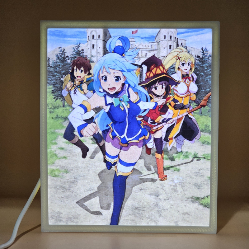 Lámpara ánime/manga  KonoSuba  con doble imagen del grupo Megumin, Kazuma Satō, Darkness y Aqua, vista encendida, donde se revela la ilustración completa al encender la luz LED.