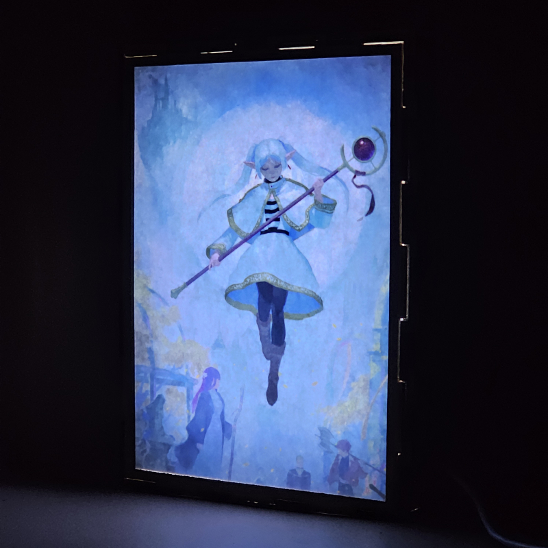 Lámpara ánime/manga  Frieren  con doble imagen del grupo Frieren, Himmel, Heiter, Fern, Eisen, Stark y Sein, vista encendida, donde se revela la ilustración completa al encender la luz LED.