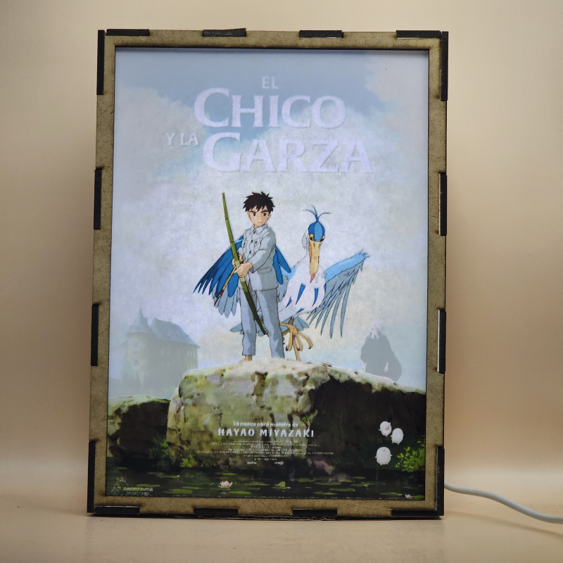 Lámpara ánime  El chico y la garza  con doble imagen del grupo Mahito Maki, Garza Gris y Kiriko, vista encendida, con luz ambiente, donde se revela la ilustración completa al encender la luz LED.