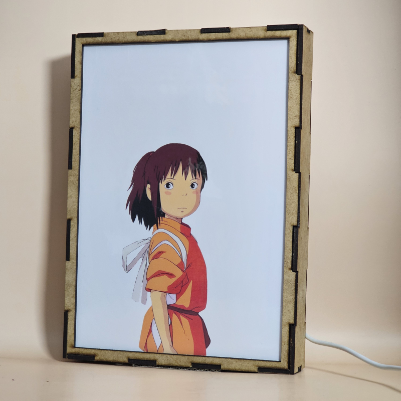 Lámpara ánime  El Viaje de Chihiro  con doble imagen del grupo Chihiro Ogino y Kaonashi, vista apagada, se esconde la imágen de atras.