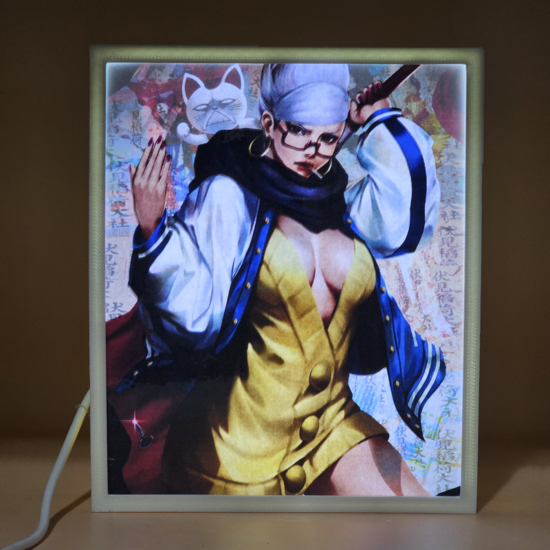 Lámpara ánime/manga  DAN DA DAN  con doble imagen del personaje Seiko Ayase y Turbo Abuela, vista encendida, donde se revela la ilustración completa al encender la luz LED.