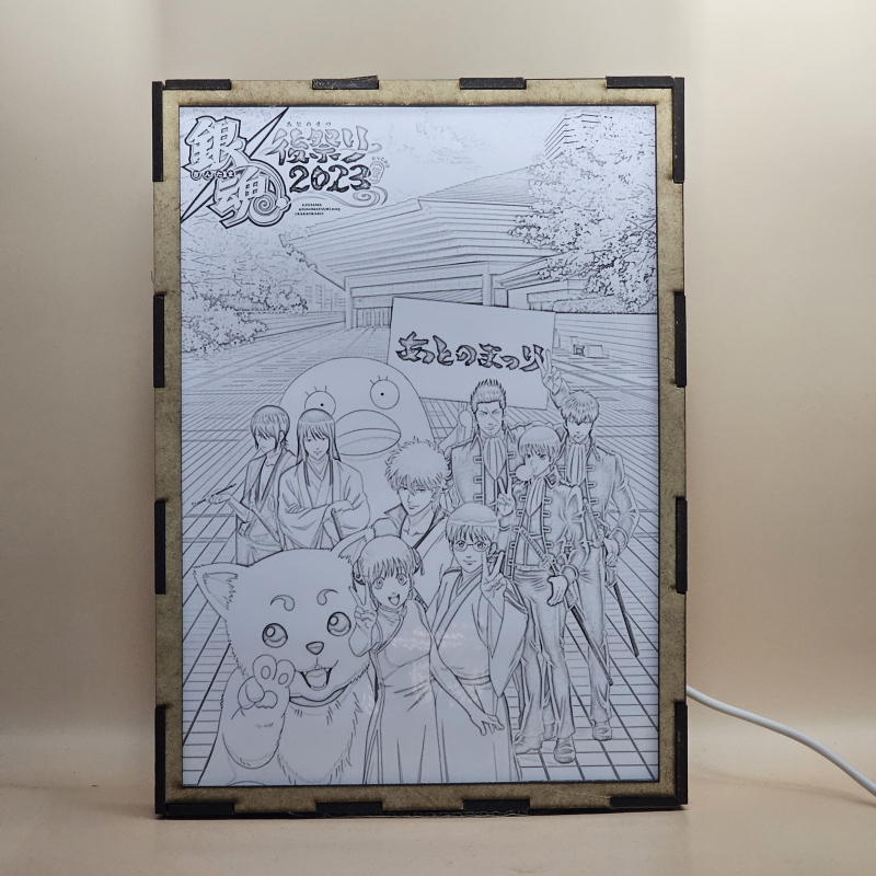 Lámpara ánime/manga  Gintama  con doble imagen del grupo Sakata Gintoki, Shimura Shinpachi, Kagura, Sadaharu, Elizabeth, Katsura Kotarou, Kondou Isao, Hijikata Toushirou, Okita Sougo y Yamazaki Sagaru, vista apagada, se esconde la imágen de atras.