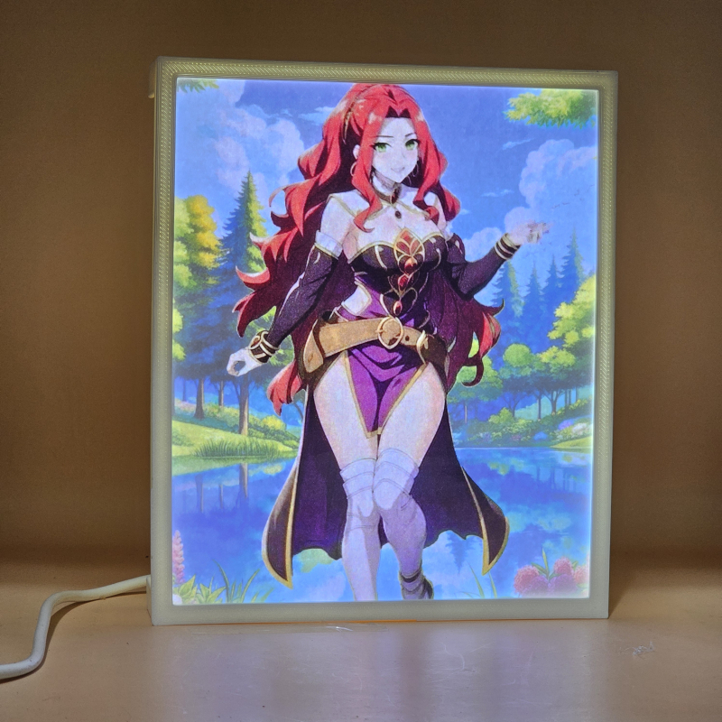 Lámpara ánime/manga  El héroe del escudo  con doble imagen del personaje Malty S Melromarc, vista encendida, donde se revela la ilustración completa al encender la luz LED.