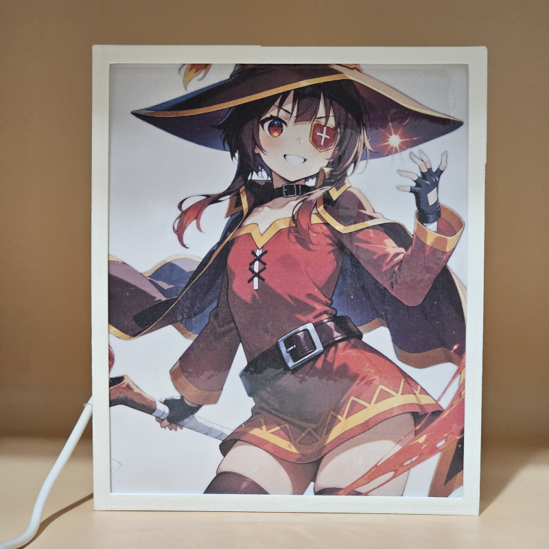 Lámpara ánime/manga  KonoSuba  con doble imagen del personaje Megumin, vista apagada, se esconde la imágen de atras.