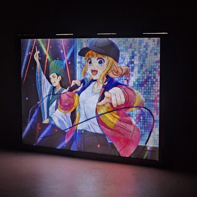 Lámpara ánime/manga  Paripi Koumei  con doble imagen de la pareja Eiko Tsukimi y Zhuge Kongming, vista encendida, donde se revela la ilustración completa al encender la luz LED.