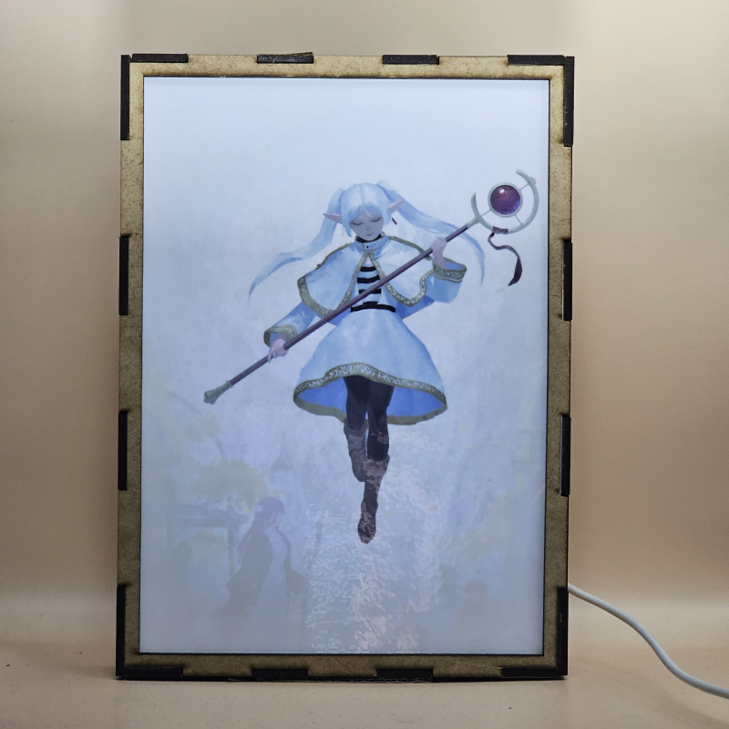 Lámpara ánime/manga  Frieren  con doble imagen del grupo Frieren, Himmel, Heiter, Fern, Eisen, Stark y Sein, vista encendida, con luz ambiente, donde se revela la ilustración completa al encender la luz LED.