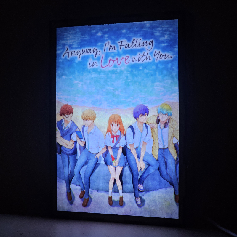 Lámpara LED Anyway I'm Falling in Love with You con Mizuho Nishino, Kizuki Hazawa, Shin Kashiwagi, Airu Izumi y Shugo Hoshikawa - Encendida
