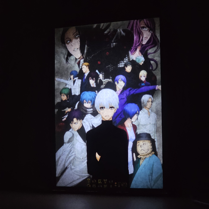 Lámpara ánime/manga  Tokyo Ghoul  con doble imagen del grupo Ken Kaneki, Touka Kirishima, Koutarou Amon, Rize Kamishiro, Akira Mado, Renji Yomo, Hideyoshi Nagachika y Hinami Fueguchi, vista encendida, donde se revela la ilustración completa al encender la luz LED.