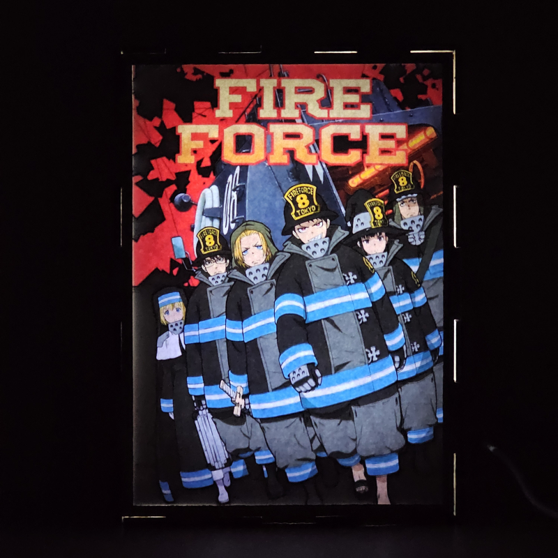 Lámpara ánime/manga  Fire Force  con doble imagen del grupo Shinra Kusakabe, Arthur Boyle, Iris, Akitaru Obi, Takehisa Hinawa y Maki Oze, vista encendida, donde se revela la ilustración completa al encender la luz LED.