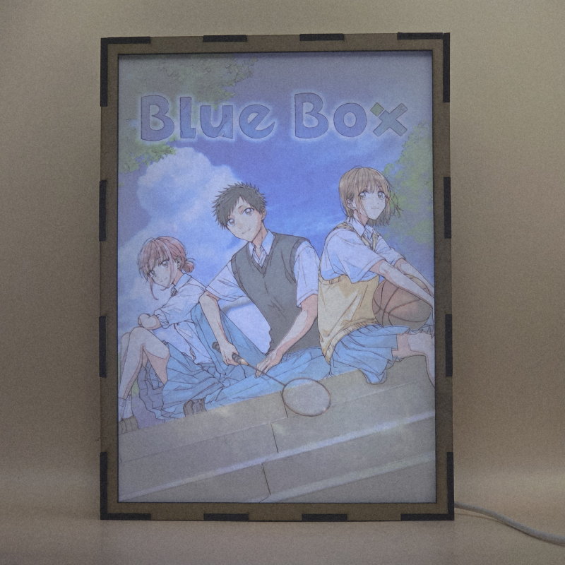 Lámpara ánime/manga  Blue Box  con doble imagen del grupo Taiki Inomata, Chinatsu Kano y Hina Chono, vista encendida, con luz ambiente, donde se revela la ilustración completa al encender la luz LED.