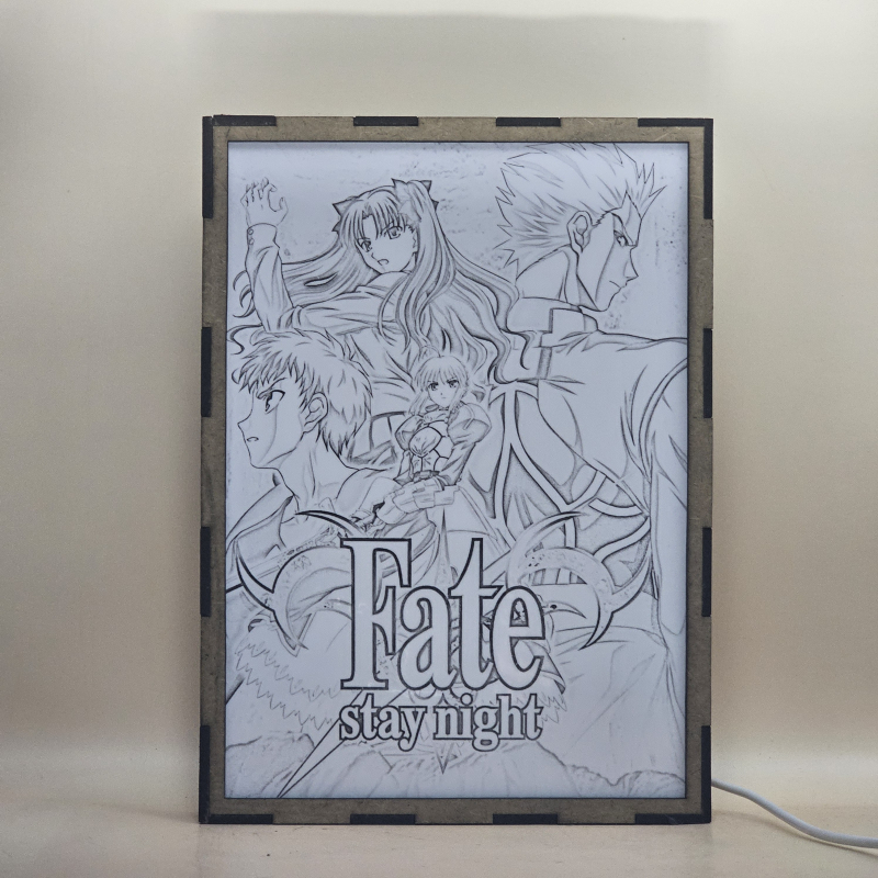 Lámpara ánime/manga  Fate/stay night  con doble imagen del grupo Shirou Emiya, Saber, Rin Tohsaka y EMIYA, vista encendida, donde se revela la ilustración completa al encender la luz LED.