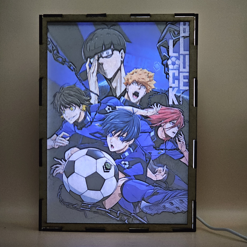 Lámpara ánime/manga  Blue Lock  con doble imagen del grupo Meguru Bachira, Isagi Yoichi, Hyoma Chigiri, Rensuke Kunigami y Jinpachi Ego, vista encendida, con luz ambiente, donde se revela la ilustración completa al encender la luz LED.