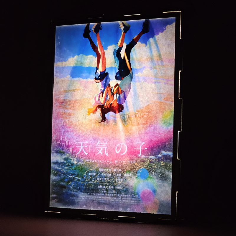 Lámpara ánime/manga  El tiempo contigo  con doble imagen de la pareja Hina Amano y Hodaka Morishima, vista encendida, donde se revela la ilustración completa al encender la luz LED.