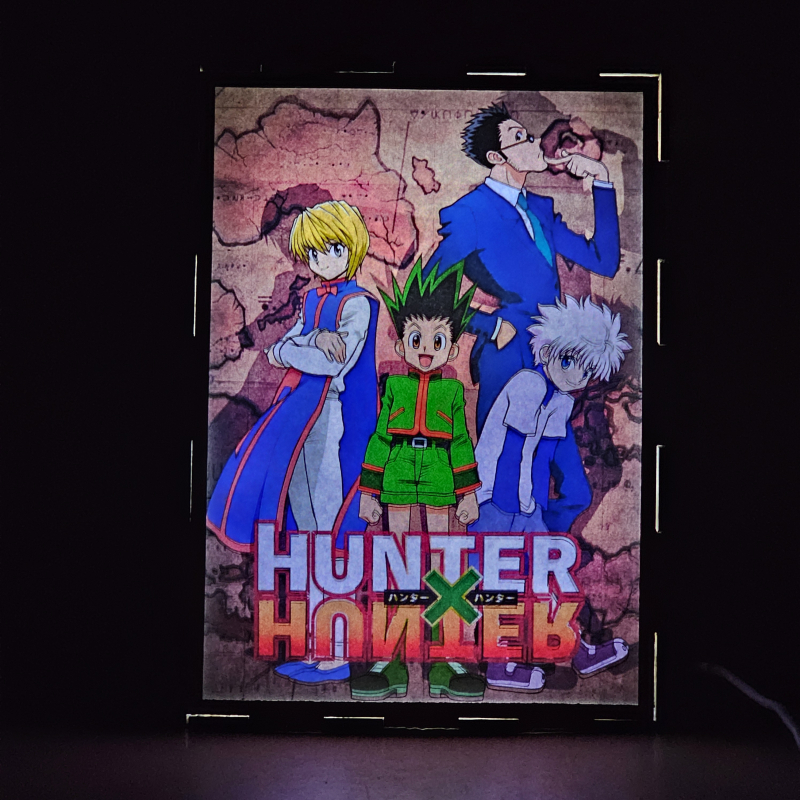 Lámpara ánime/manga  Hunter × Hunter  con doble imagen del grupo Gon Freecss, Killua Zoldyck, Kurapika y Leorio Paradinight, vista encendida, donde se revela la ilustración completa al encender la luz LED.