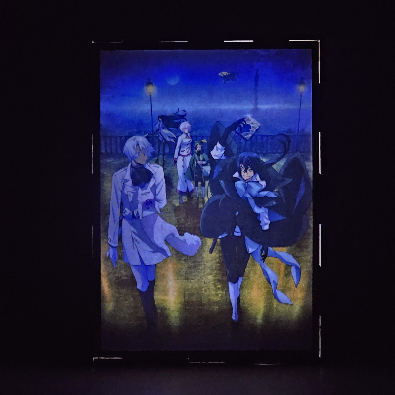 Lámpara ánime/manga  Vanitas no Carte  con doble imagen del grupo Vanitas, Noé Archiviste, Jeanne, Luca, Dominique de Sade y Murr, vista encendida, donde se revela la ilustración completa al encender la luz LED.