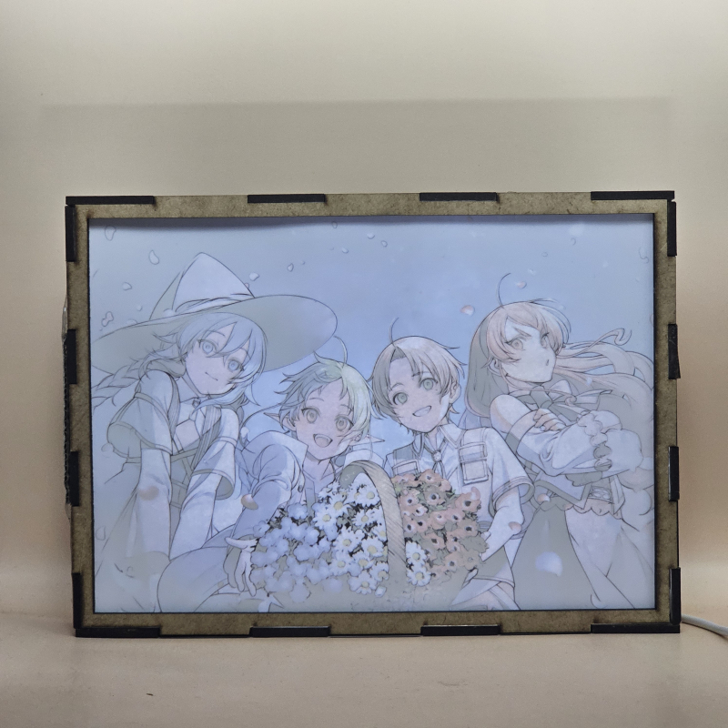 Lámpara ánime/manga  Mushoku Tensei  con doble imagen del grupo Roxy Migurdia, Sylphiette, Rudeus Greyrat y Eris Boreas Greyrat, vista encendida, con luz ambiente, donde se revela la ilustración completa al encender la luz LED.