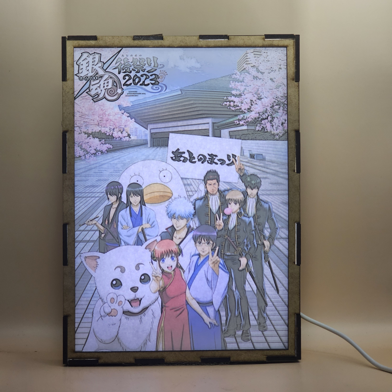 Lámpara ánime/manga  Gintama  con doble imagen del grupo Sakata Gintoki, Shimura Shinpachi, Kagura, Sadaharu, Elizabeth, Katsura Kotarou, Kondou Isao, Hijikata Toushirou, Okita Sougo y Yamazaki Sagaru, vista encendida, con luz ambiente, donde se revela la ilustración completa al encender la luz LED.