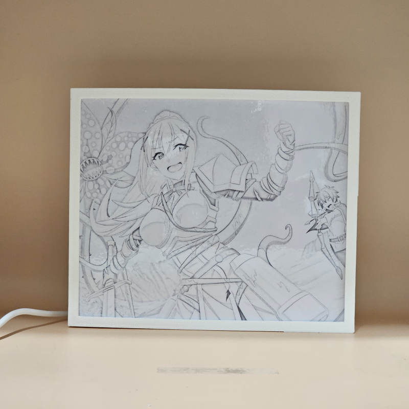 Lámpara ánime/manga  KonoSuba  con doble imagen del personaje Darkness, vista apagada, se esconde la imágen de atras.