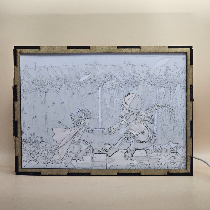 Lámpara ánime/manga  Made in Abyss  con doble imagen de la pareja Riko y Reg, vista encendida, con luz ambiente, donde se revela la ilustración completa al encender la luz LED.