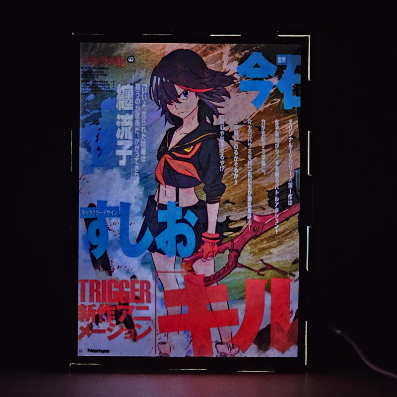 Lámpara ánime/manga  Kill la Kill  con doble imagen del personaje Ryuko Matoi, vista encendida, donde se revela la ilustración completa al encender la luz LED.