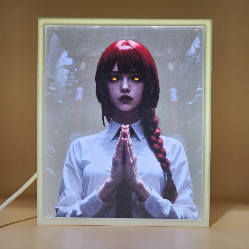 Lámpara ánime/manga  Chainsaw Man  con doble imagen del personaje Makima, vista encendida, donde se revela la ilustración completa al encender la luz LED.
