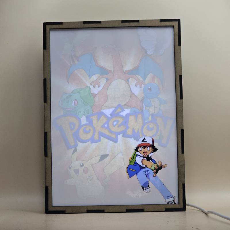 Lámpara ánime/manga  Pokémon  con doble imagen del grupo Ash Ketchum y Pikachu, vista encendida, con luz ambiente, donde se revela la ilustración completa al encender la luz LED.