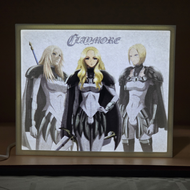 Lámpara ánime/manga  Claymore  con doble imagen del grupo Teresa, Miria y Helen, vista encendida, donde se revela la ilustración completa al encender la luz LED.