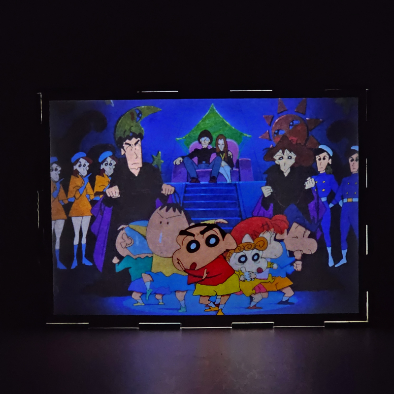 Lámpara ánime/manga  Shin Chan: ¡Los adultos contraatacan!  con doble imagen del grupo Himawari Nohara, Hiroshi Nohara, Misae Nohara, Shin-chan, Masao, Boo-chan, Ken, Chako, Kazama-kun y Nené, vista encendida, donde se revela la ilustración completa al encender la luz LED.