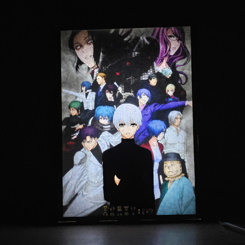 Lámpara ánime/manga  Tokyo Ghoul  con doble imagen del grupo Ken Kaneki, Touka Kirishima, Koutarou Amon, Rize Kamishiro, Akira Mado, Renji Yomo, Hideyoshi Nagachika y Hinami Fueguchi, vista encendida, donde se revela la ilustración completa al encender la luz LED.