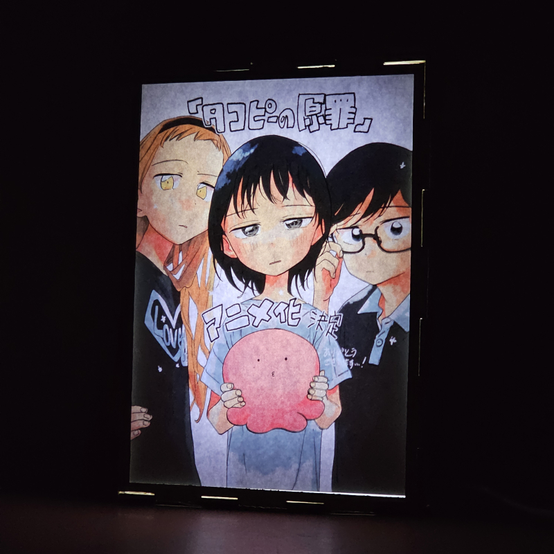 Lámpara ánime/manga  El pecado original de Takopi  con doble imagen del grupo Shizuka Kuze, Marina Kirarazaka, Takopi y Naoki Azuma, vista encendida, donde se revela la ilustración completa al encender la luz LED.