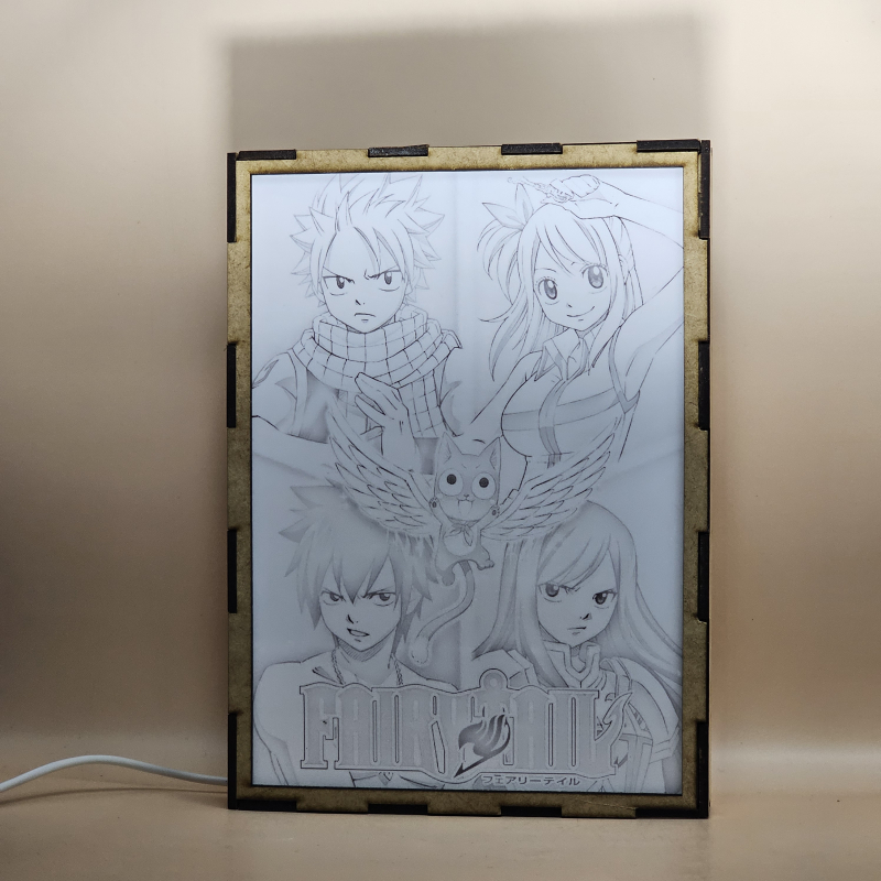 Lámpara ánime/manga  Fairy Tail  con doble imagen del grupo Natsu Dragneel, Lucy Heartfilia, Erza Scarlet, Gray Fullbuster y Happy, vista apagada, se esconde la imágen de atras.