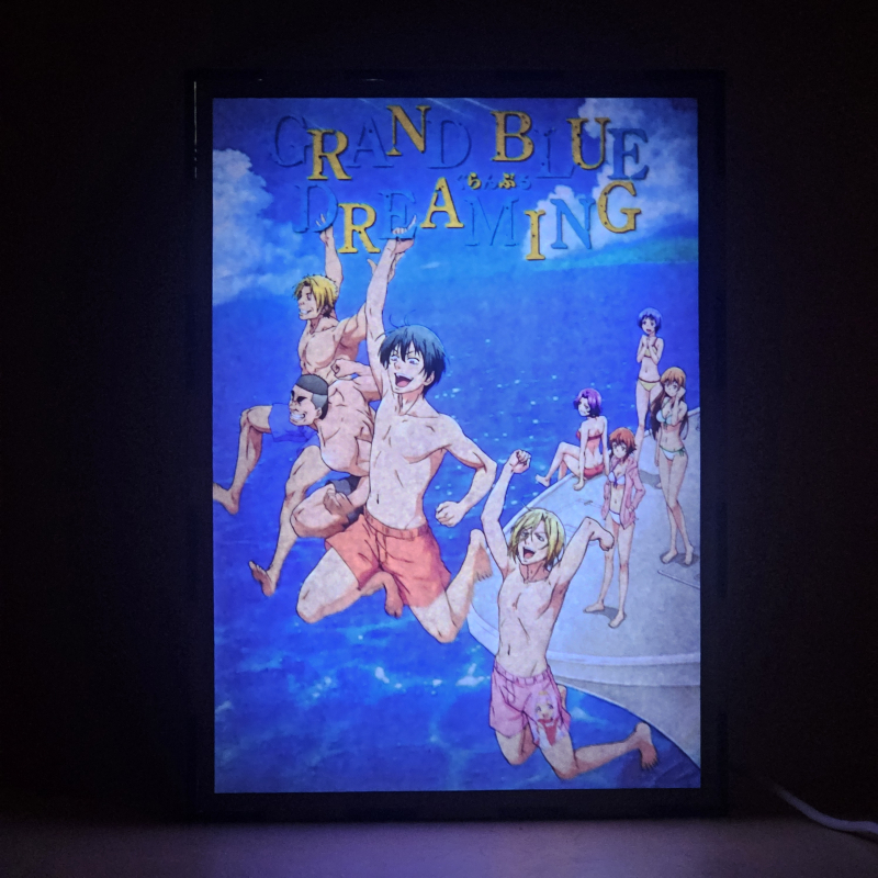 Lámpara ánime/manga  Grand Blue Dreaming  con doble imagen del grupo Ryujiro Kotobuki, Shinji Tokita, Iori Kitahara, Kohei Imamura, Nanaka Kotegawa, Azusa Hamaoka, Chisa Kotegawa y Aina Yoshiwara, vista encendida, donde se revela la ilustración completa al encender la luz LED.