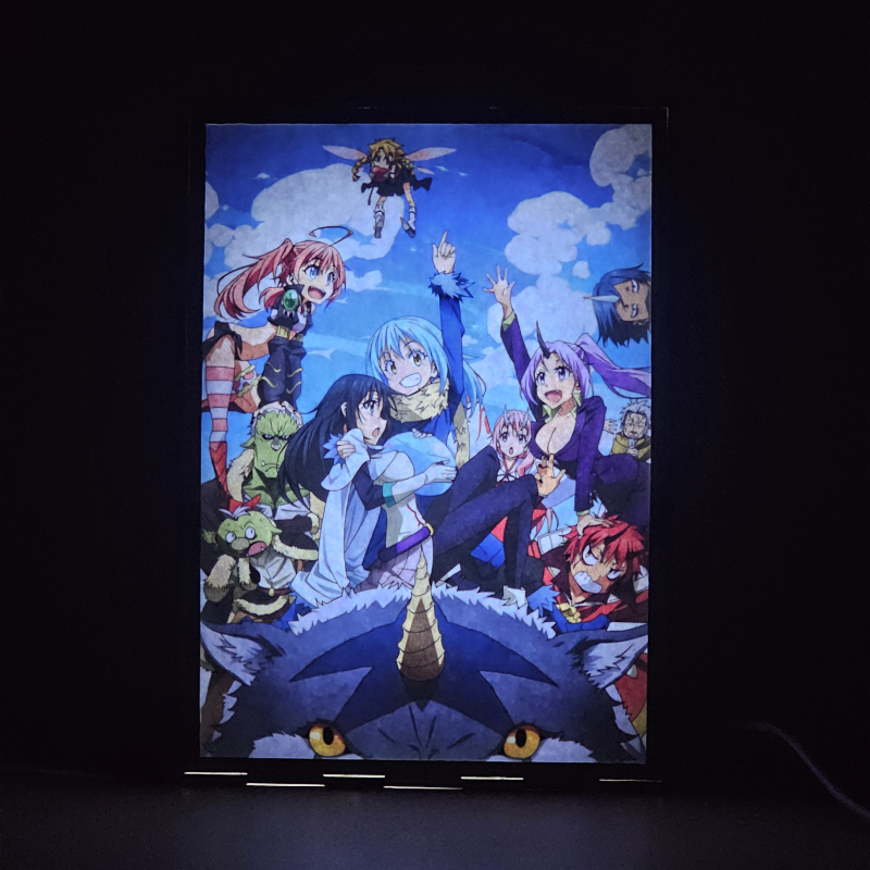 Lámpara ánime/manga  TenSura  con doble imagen del grupo Rimuru Tempest, Shion, Souei, Shuna, Hakurou, Gabiru, Shizue Izawa, Milim Nava, Ranga y Benimaru, vista encendida, donde se revela la ilustración completa al encender la luz LED.