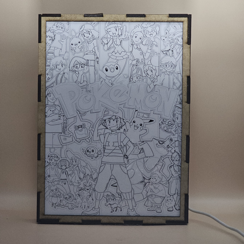 Lámpara ánime/manga  Pokémon  con doble imagen del grupo Ash Ketchum, Pikachu, Misty, Brock, Maya, Aura, Lem, Serena, Iris y Millo, vista apagada, se esconde la imágen de atras.