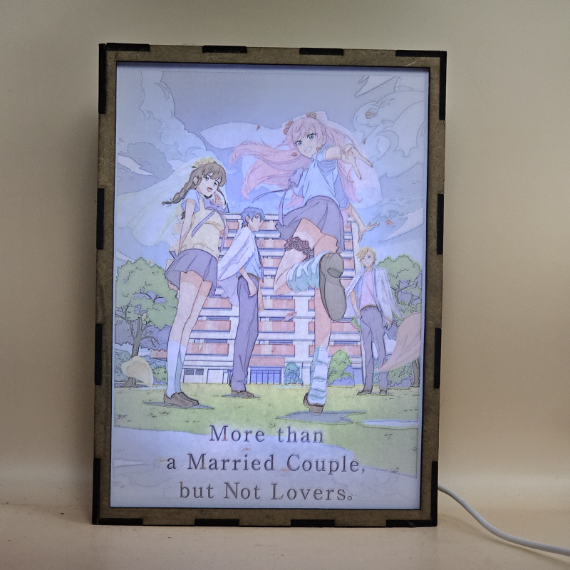 Lámpara ánime/manga  More Than a Married Couple, But Not Lovers  con doble imagen del grupo Akari Watanabe, Jiro Yakuin, Shiori Sakurazaka y Minami Tenjin, vista encendida, con luz ambiente, donde se revela la ilustración completa al encender la luz LED.