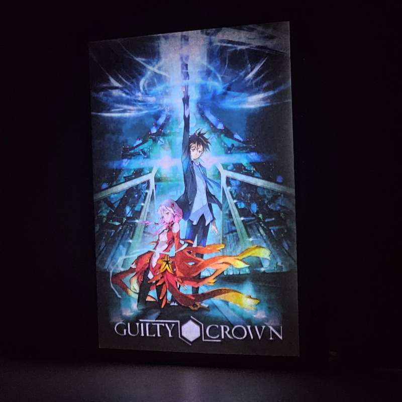 Lámpara ánime/manga  Guilty Crown  con doble imagen de la pareja Shu Ouma y Inori Yuzuriha, vista encendida, donde se revela la ilustración completa al encender la luz LED.