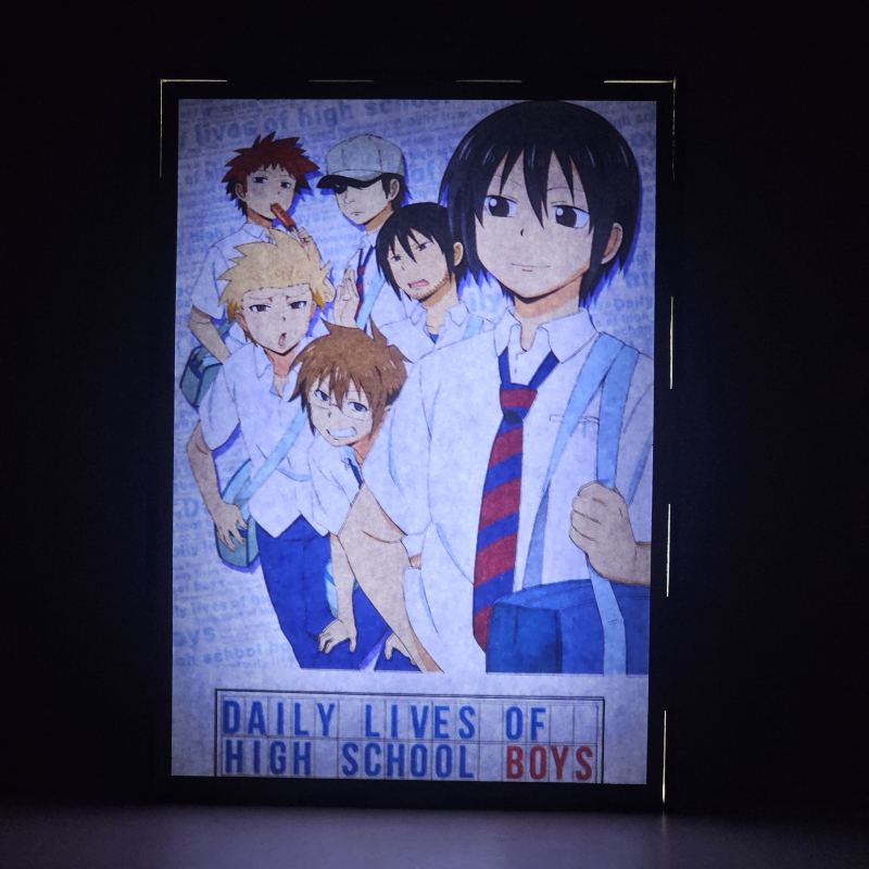 Lámpara ánime/manga  Daily Lives of High School Boys  con doble imagen del grupo Tadakuni, Hidenori Tabata, Yoshitake Tanaka, Toshiyuki Karasawa, Motoharu y Presidente del Consejo Estudiantil, vista encendida, donde se revela la ilustración completa al encender la luz LED.