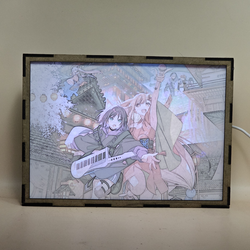 Lámpara ánime/manga  La princesa Kaguya del cosmos  con doble imagen del grupo Iroha Sakayori, Kaguya, Akira Mikado y Roka Ayatsumugi, vista encendida, con luz ambiente, donde se revela la ilustración completa al encender la luz LED.