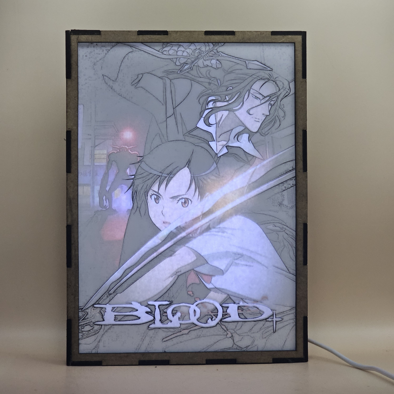 Lámpara ánime/manga  Blood+  con doble imagen de la pareja Saya Otonashi y Hagi, vista encendida, con luz ambiente, donde se revela la ilustración completa al encender la luz LED.