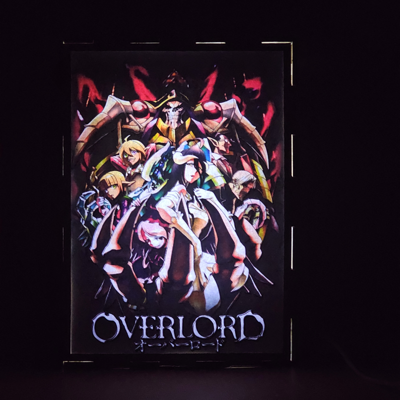 Lámpara ánime/manga  Overlord  con doble imagen del grupo Shalltear Bloodfallen, Aura Bella Fiora, Mare Bello Fiore, Demiurge, Cocytus, Sebas Tian, Momonga y Albedo, vista encendida, donde se revela la ilustración completa al encender la luz LED.